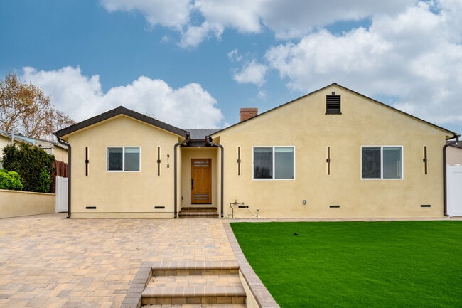 Building Photo - 918 University Ave