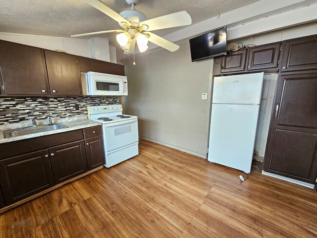 Building Photo - 2-bedroom 1 bath apartment with 1 parking.