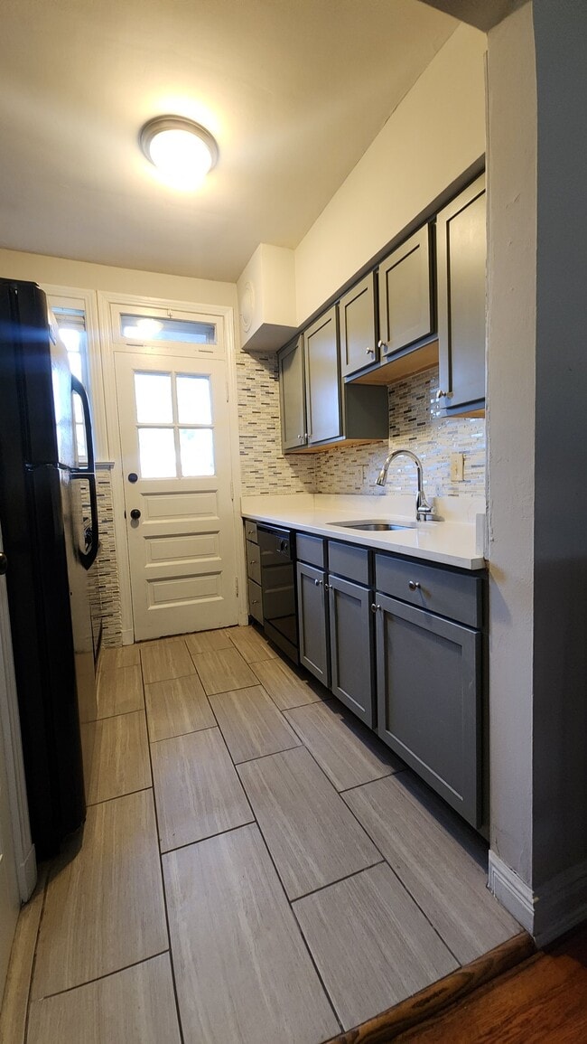 Building Photo - 1042 Sanford Ave