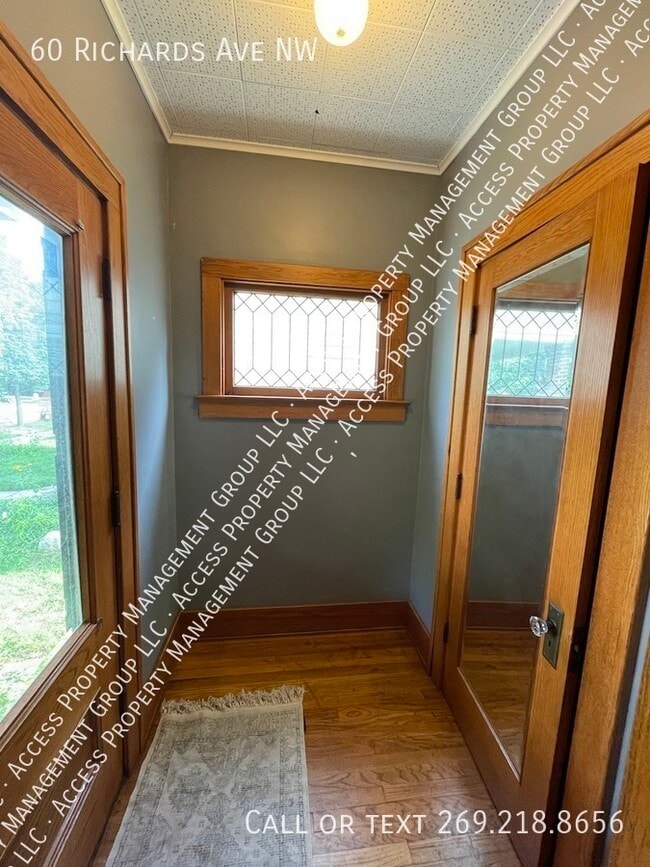 Building Photo - Huge NW John Ball Zoo Area 5 Bedroom Home