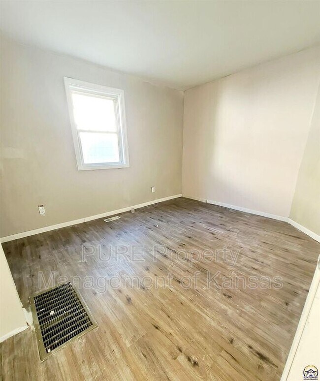 Building Photo - 520 NE Sardou Ave