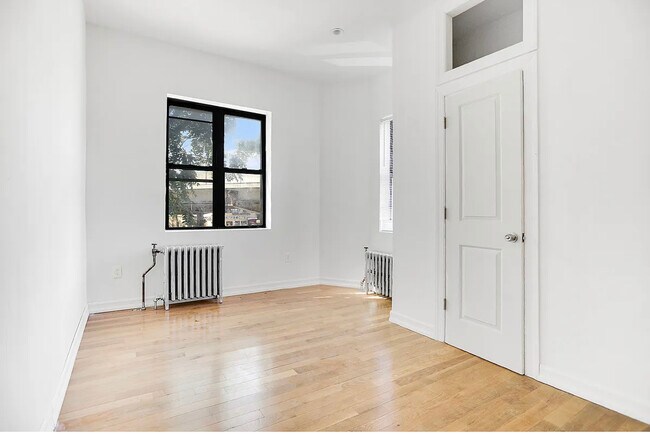Building Photo - 151 Kingsland Ave