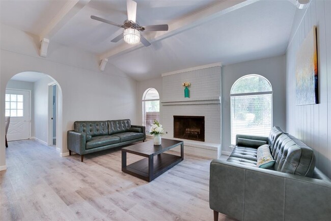 Foto del edificio - 14733 Calhoun Rd