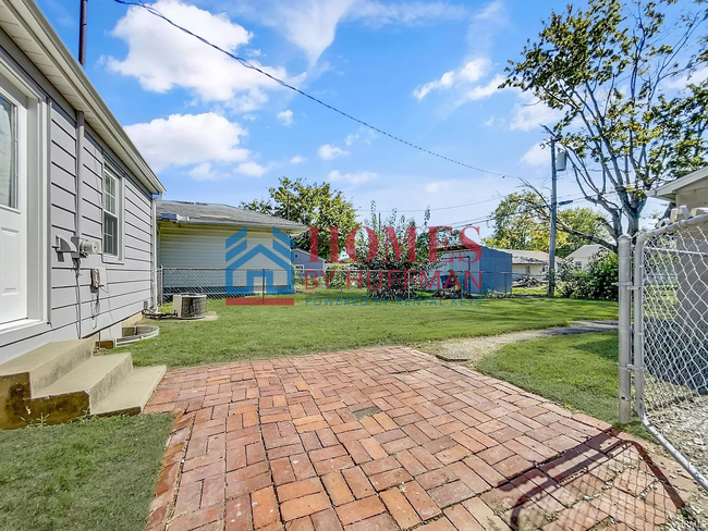 Building Photo - Three Bedroom House | Detached Garage