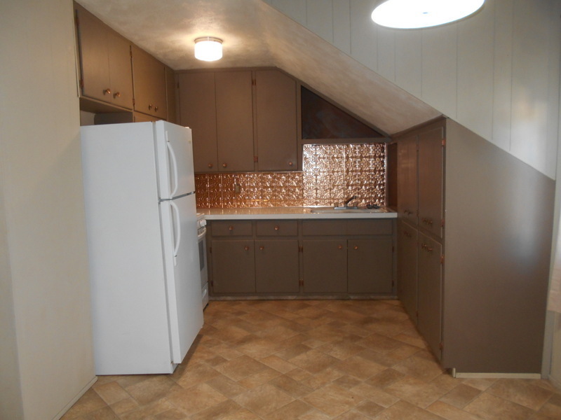 Kitchen - 520 1/2 S Bailey Ave