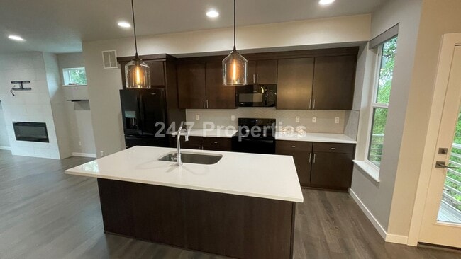 Foto del edificio - Modern and Stylish 3 BD | 3.5 BA Townhome ...