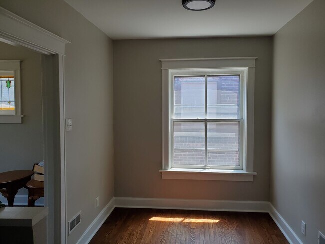 Building Photo - Charming 1 bedroom. Professionally Managed.