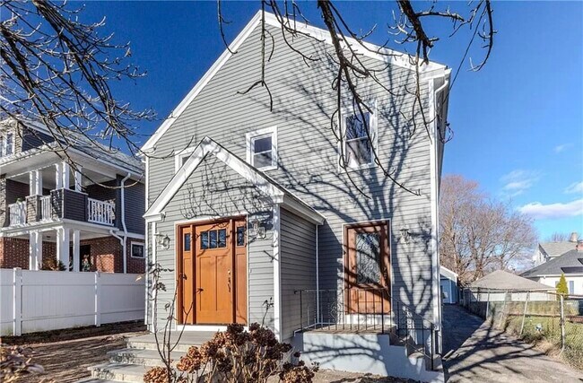 Foto del edificio - 1169 Chalkstone Ave
