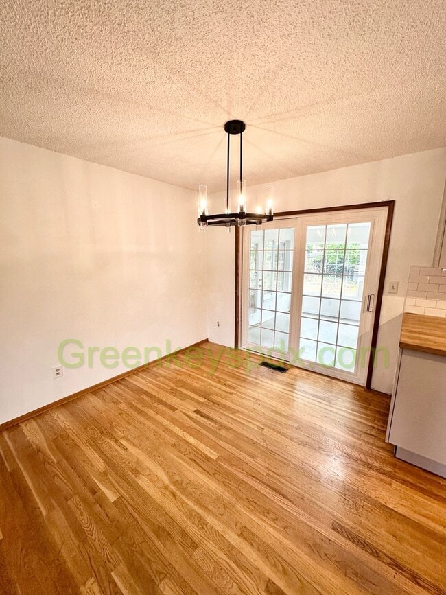 Foto del edificio - 3-Bedroom House on Large Lot in North Cent...