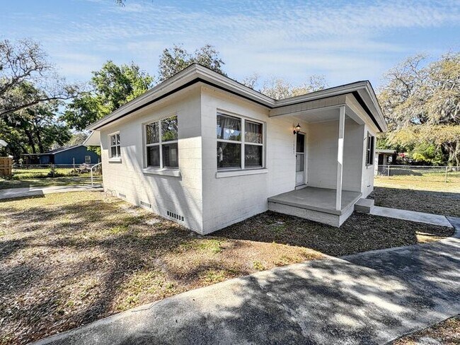 Foto del edificio - 3-Bedroom Home in a Convenient Location / ...