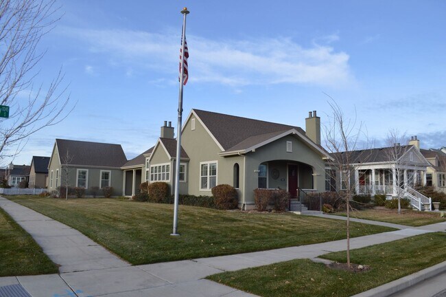 Foto del edificio - Luxurious 4-Bedroom Home with Mother-in-Law Suite