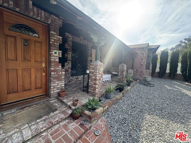 Foto del edificio - 3340 Floyd Terrace