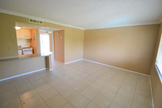 Foto del edificio - Waterside@ Cranes Roost - Includes most ut...