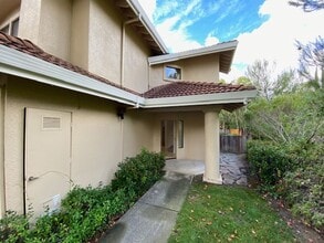 Building Photo - 785 Lakemont Pl
