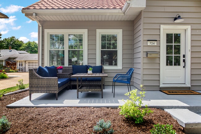 Building Photo - 724 Warner Ave