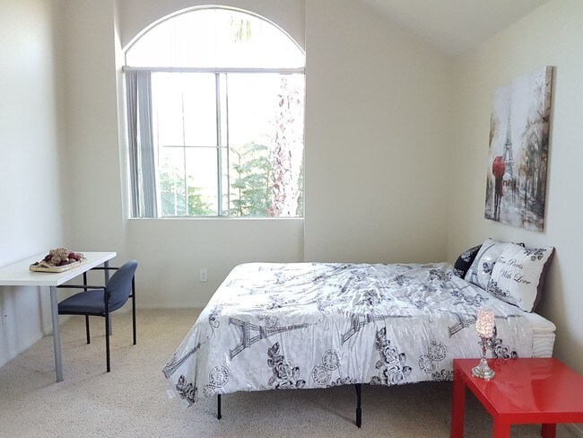 Foto del edificio - 1561 S Barrington Ave