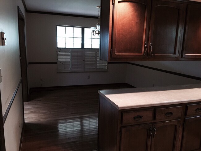 Building Photo - Maryville 37803 -  3 bedroom, 2 bath home with a  2-car garage & fenced yard - Contact Tom Parry ...