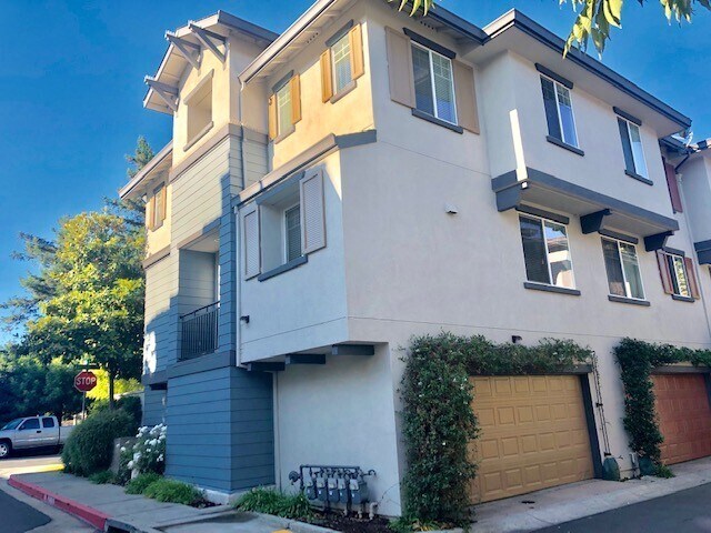 Foto del edificio - Beautifully updated, tri- level 4 Bd/2.5 B...
