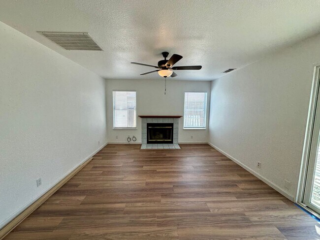 Foto del edificio - REDUCED!!!   Newly Remodeled 2 Story- 4 Be...
