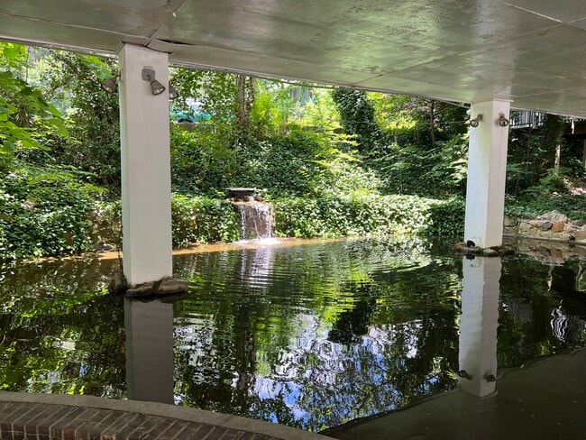 Foto del edificio - Emeralds Apartments