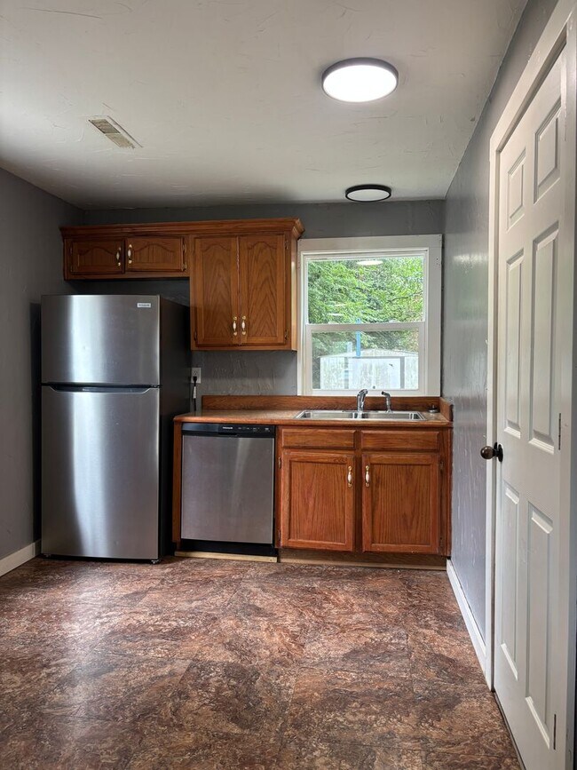Foto del edificio - Beautiful 3 bedroom 1 full bath home avail...