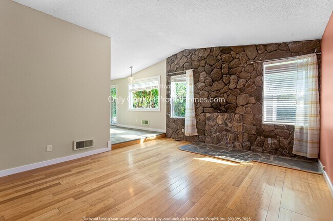 Foto del edificio - Updated 3 Bedroom Home with Hardwood Floors  - Many Fruit Trees!