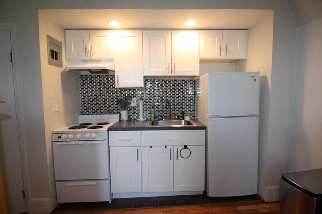 Primary Photo - 694 Tremont St
