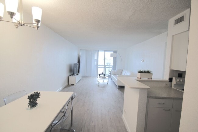 Building Photo - Spacious one bedroom unit at the Flamingo South Beach Resort!