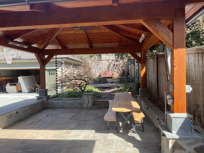 Foto del edificio - 585 Linwood Ave NE
