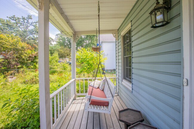 Building Photo - Lovely 3 BR/1.5 BA Single-Family Home in S...