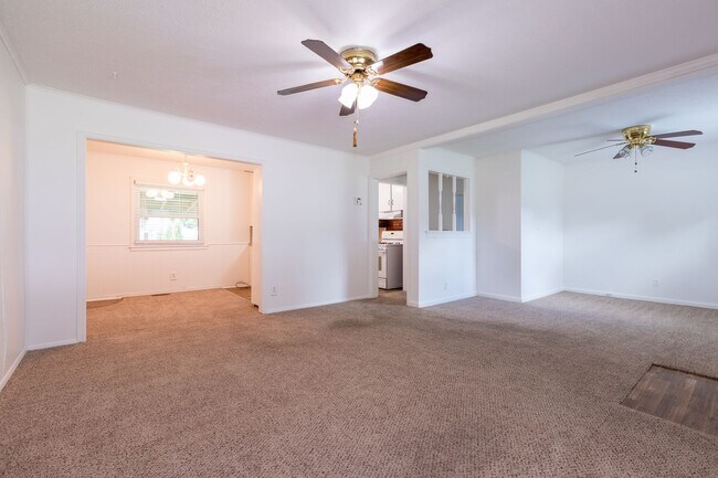Foto del edificio - 2 Bed / 1 Bath in Tulsa! Ready Mid May!
