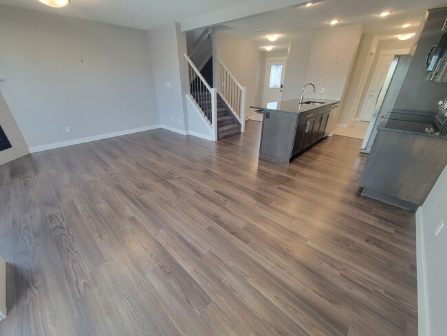 Building Photo - 5404-5414 14 Ave SW