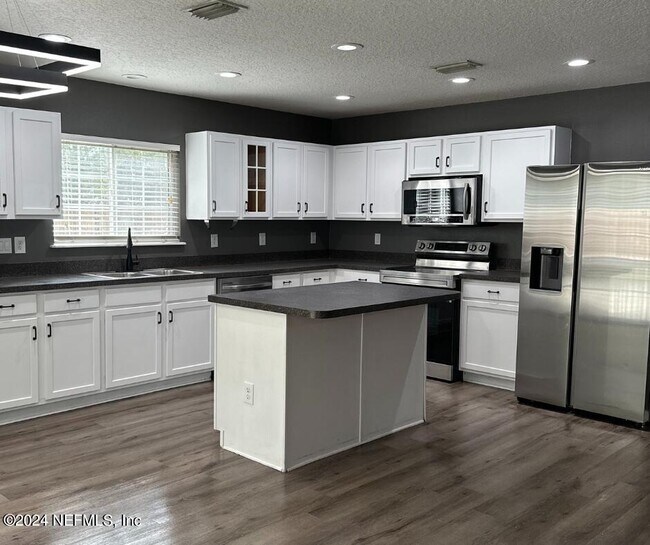 Building Photo - 773 Martin Lakes Dr E