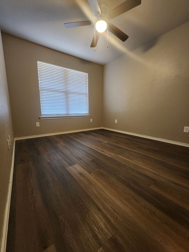 Building Photo - Beautiful 4 bedroom