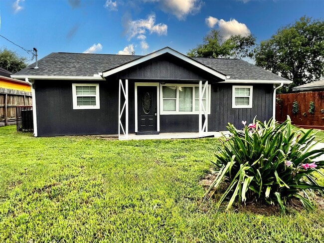 Building Photo - 8406 Grandview St