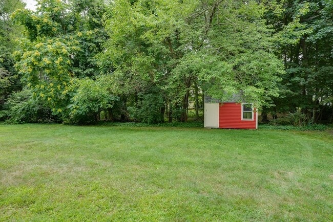 Building Photo - 135 Maple St