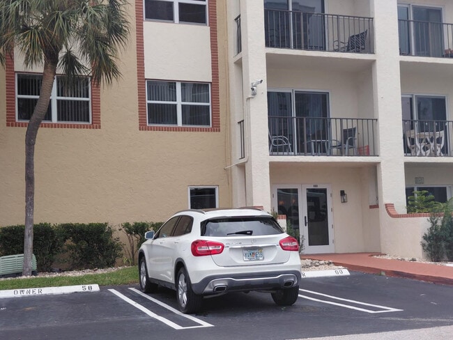 Foto del edificio - 400 N Riverside Dr