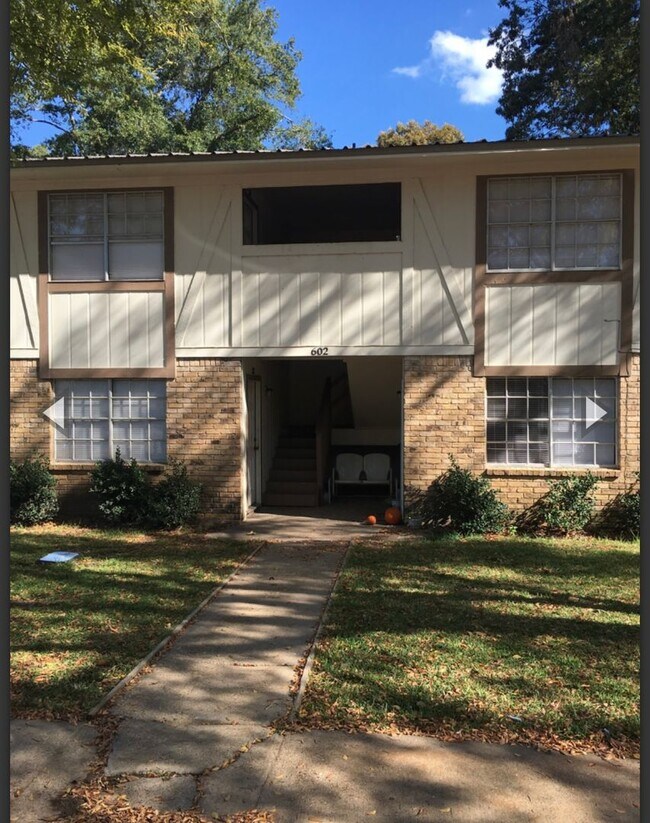 Building Photo - 604 N Redbud St