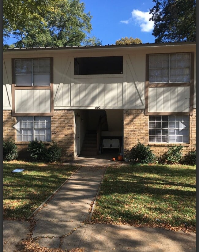 Building Photo - 604 N Redbud St