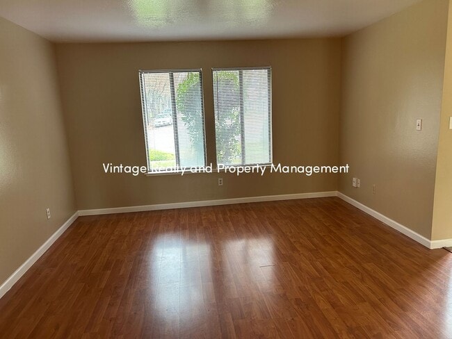 Building Photo - Back On The Rental Market Nice Cozy 3 Bedroom Half Plex Home!!!