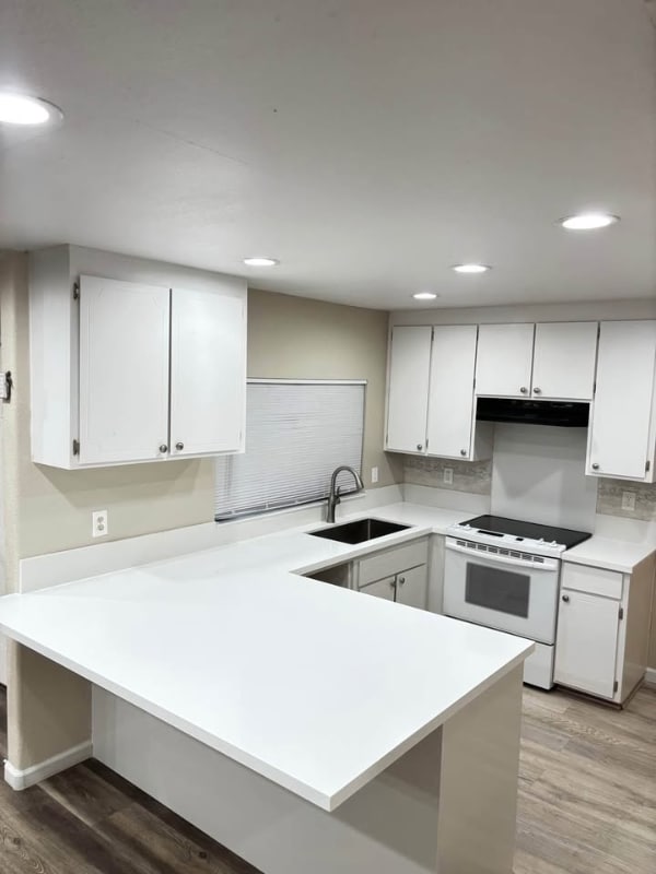 Building Photo - 6522 Village Green Dr