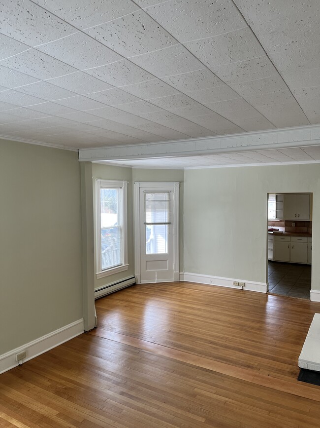 Large living room - 114 Buell St