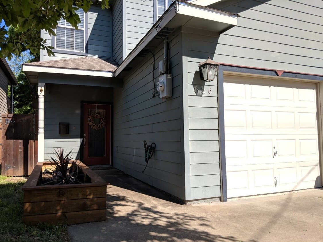 826 N Beckley Ave, Dallas, TX 75203 Townhome Rentals in Dallas TX