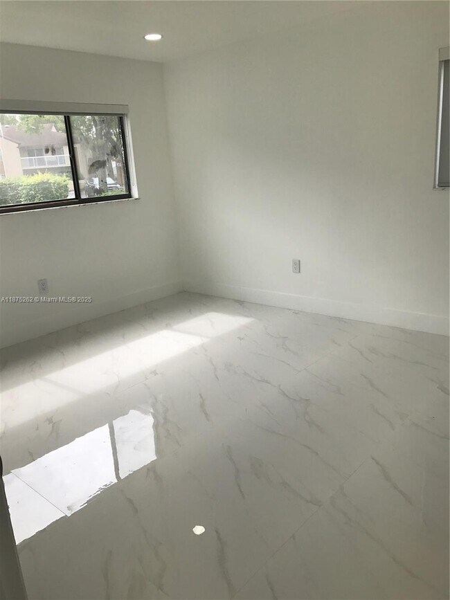 Foto del edificio - 4890 NW 102nd Ave