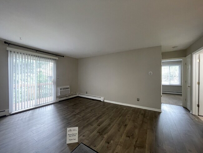 Foto del edificio - Private, End Unit - 2 Bed, 1 Bath Condo in...