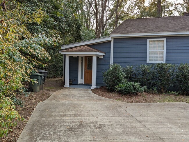 Building Photo - Rare.....One Bedroom One Bathroom Unit Ava...