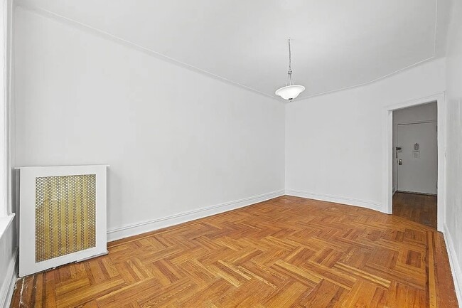Foto del edificio - Welcome home to this sun-drenched 1-bedroom in the heart of Jackson Heights !