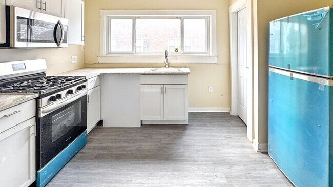 Building Photo - Adorable  3-Bedroom Duplex with Convenient...