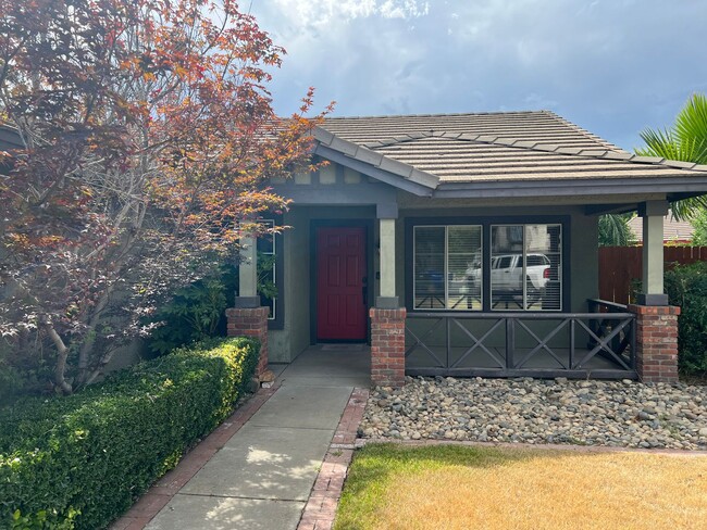 Building Photo - 3 bedrooms + an office and built in swimmi...