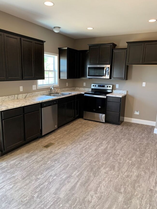 Building Photo - Maryville 37803 - 3 bedroom , 2.5 bath home - Contact Jackie Mills (865) 748-2851